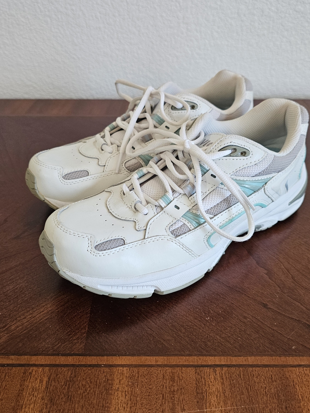 Vionic Women's White and Teal Supportive Walking Sneakers, Size 8.5